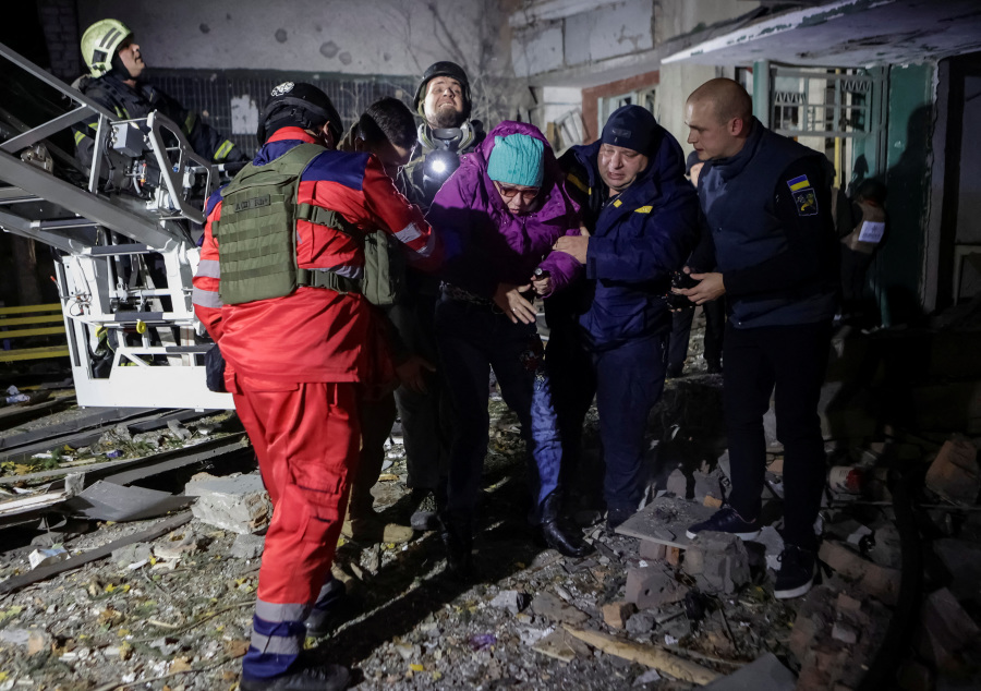 Russian bomb hits residential building in Ukraine s Kharkiv, 17 injured, major damage