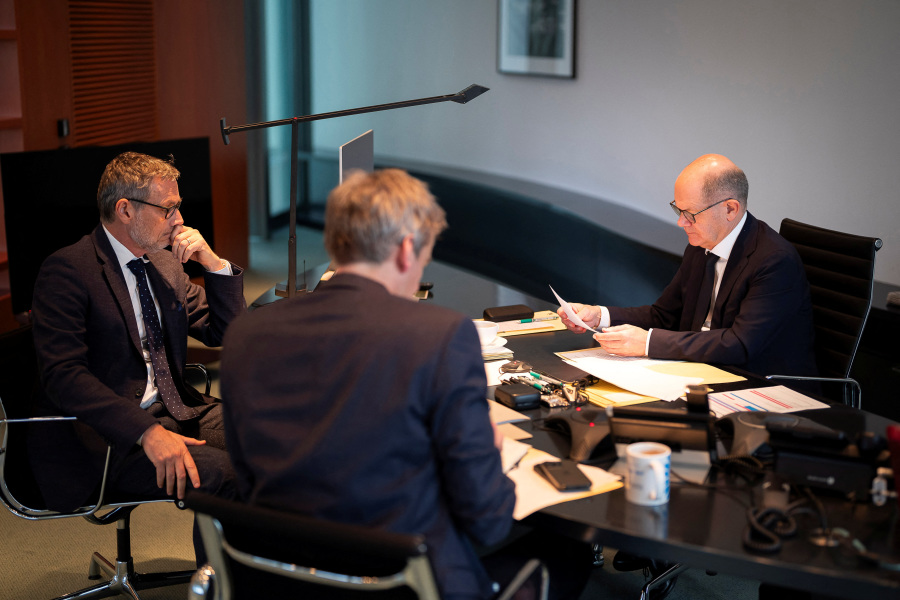 Germany s Scholz calls Putin, ending Western isolation over Ukraine