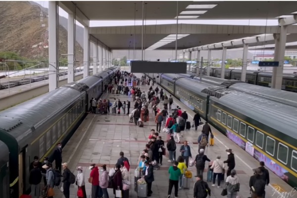 Hard to Get a Ticket Home for the New Year, Yet Trains Run with Empty Seats — CCP Ticketing Platform Accused of Manipulation