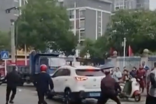 Car Plows into Students Outside a Hunan Elementary School, Sparking Concerns over Frequent "Social Revenge" Attacks