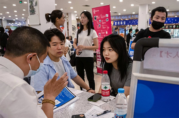 Plummeting Graduate Exam Applications: A Key Shift in Chinese University Students Mindset