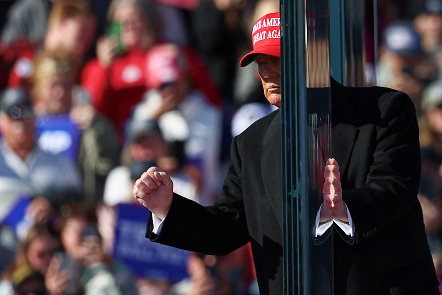 Trump says he wouldn t mind if someone shot through the fake news to get him