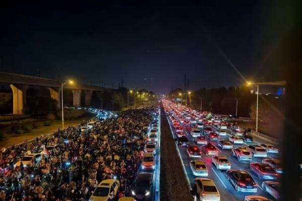 Zhengzhou s 200,000 University Students’ Night Ride to Kaifeng Banned; Larger in Scale Than the "Blank Paper Movement"