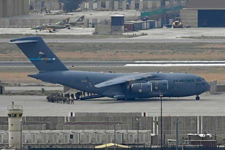 US soldiers board an US Air Force aircraft at the airport in Kabul on August 30, 2021. - Rockets were fired at Kabul's airport on August 30 where US troops were racing to complete their withdrawal from Afghanistan and evacuate allies under the threat of Islamic State group attacks. (Photo by Aamir QURESHI / AFP) (Photo by AAMIR QURESHI/AFP via Getty Images)