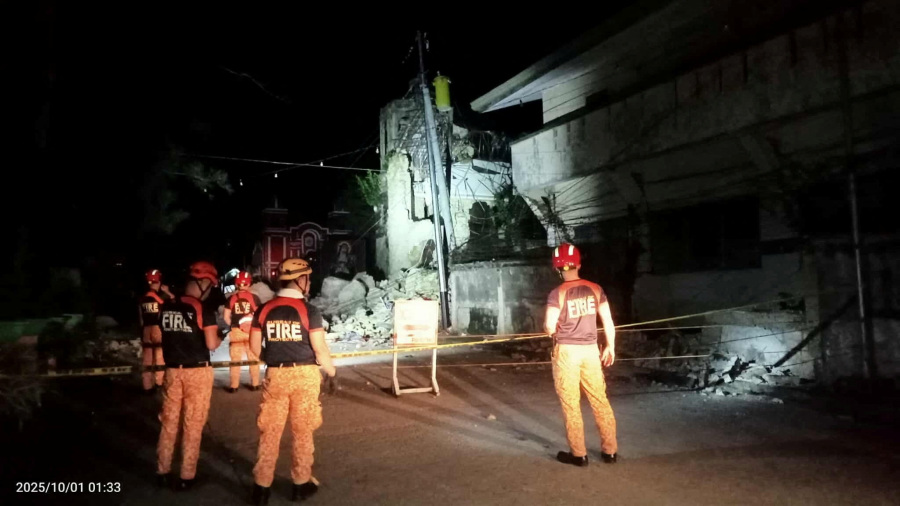 Dozens killed as powerful quake strikes central Philippines