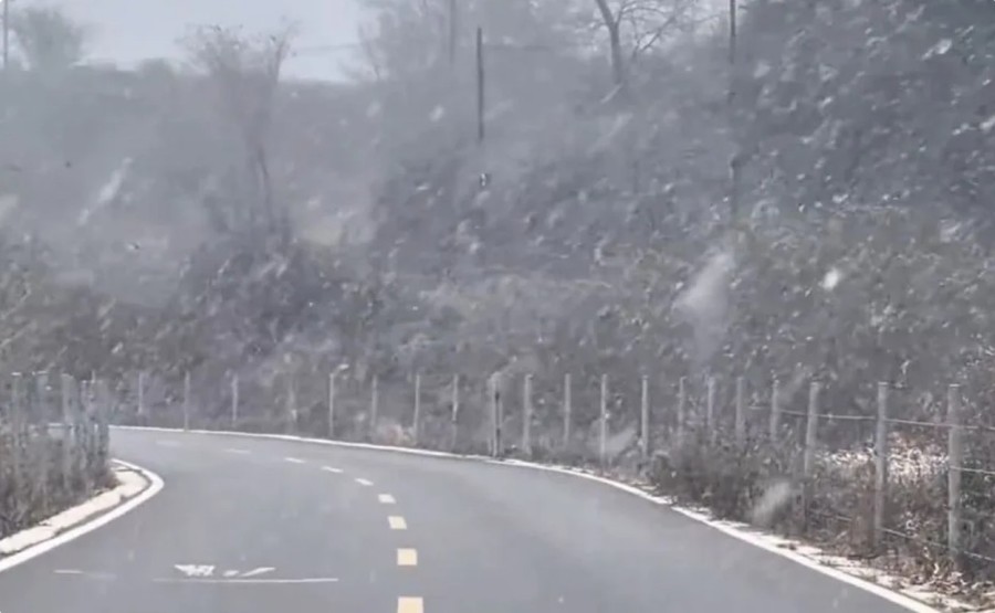 Beijing s Unusual Early Snowfall: Netizens Comment on The City is Blanketed in Snow for Mourning