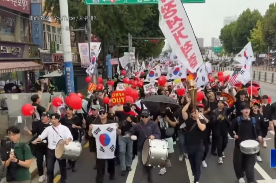 Xi Jinping Arrives in South Korea Amid Shouts of Xi Jinping OUT and Heavenly Destruction of the CCP