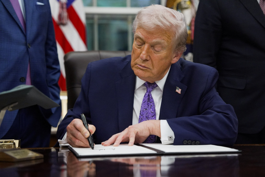 Trump signs order to boost oversight of proxy advisory firms
