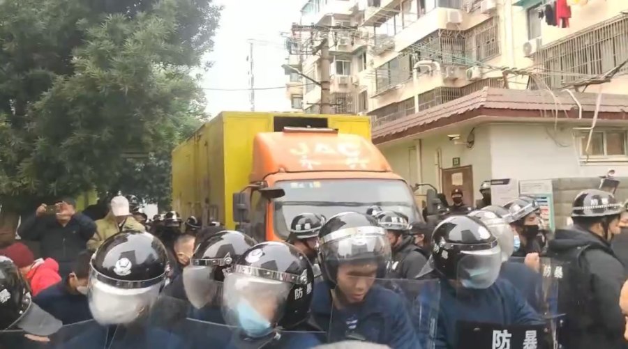​​​​​​​A Large-Scale Military–Civilian Clash Unfolds in Shanghai’s Hongkou District (Photos)