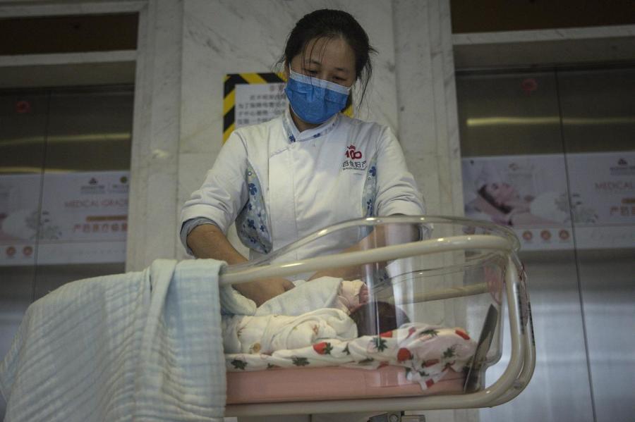 China’s Births Drop to Qianlong-Era Lows as Population Shrinks