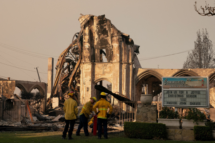 Downed municipal power lines may have caused LA s Palisades Fire, lawsuit claims