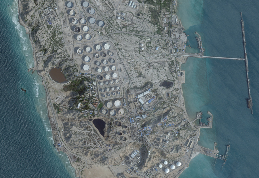 Trump threatens to strike Iran s Kharg Island oil network if shipping lanes remain blocked