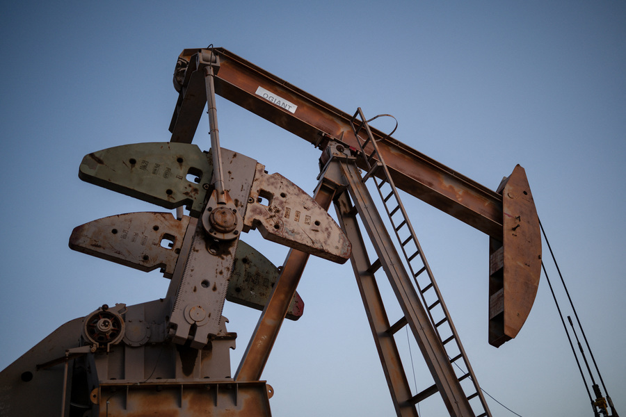 Oil falls as US and allies look to boost supply, unchoke Strait of Hormuz