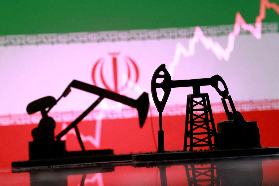 US Issues 30-day sanctions waiver for sale of Iranian oil at sea