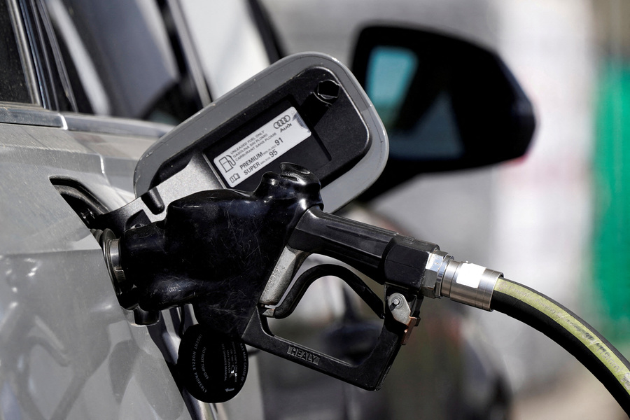 US suspends anti-smog fuel rules in bid to ease pump prices
