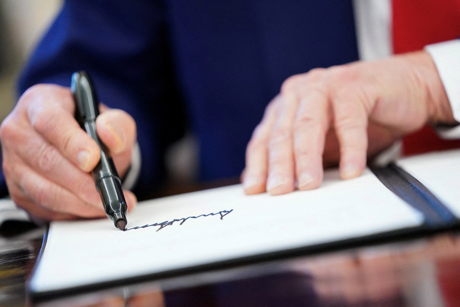 Trump s signature to appear on US currency