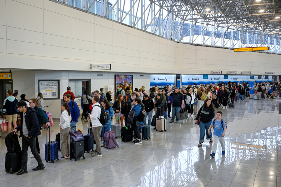 DHS orders payment of 50,000 US airport workers in emergency action
