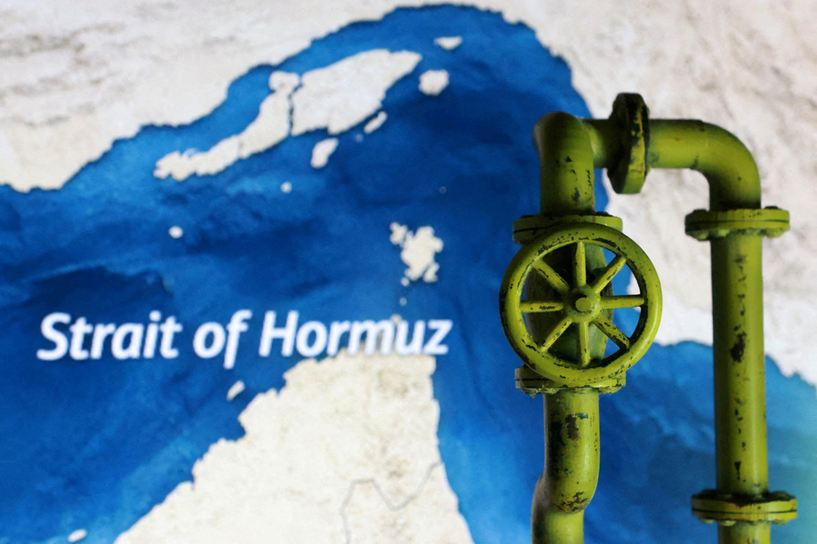 Oil tankers steer clear of Hormuz ahead of US blockade