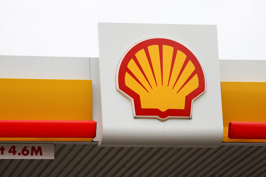 Oil giants show early interest in US Gulf deepwater field stake, sources say
