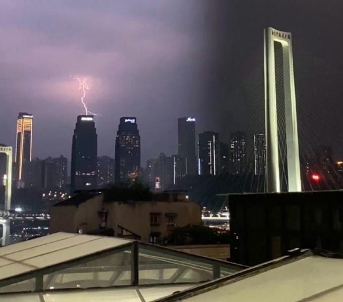 Chongqing Shidai Fengjun Struck by Lightning: Divine Retribution Sparks Enthusiastic Reactions