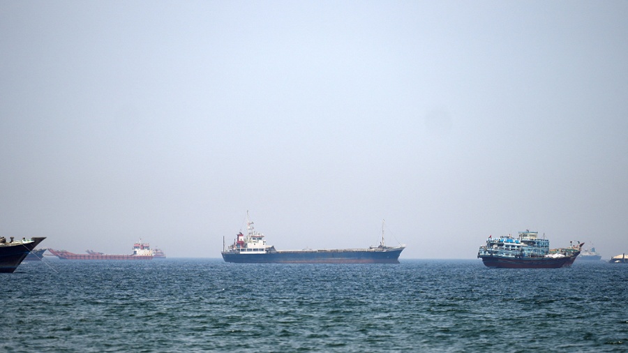 Trump urges Iran to sign a deal and discusses prolonged blockade