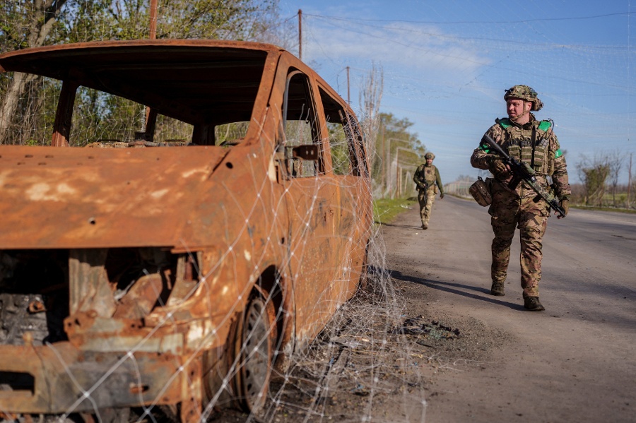 Ukraine reports Russian attacks and battlefield clashes despite ceasefire
