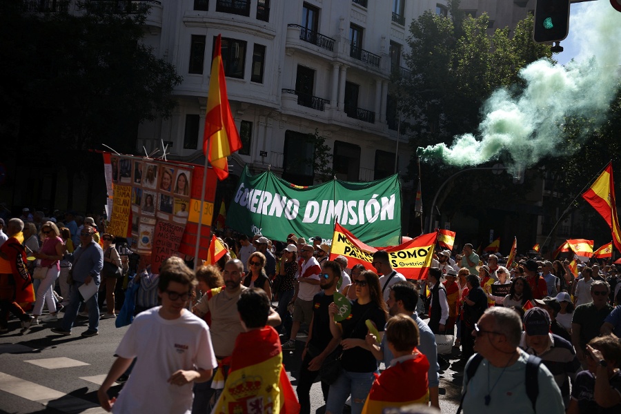 Tens of thousands march in Madrid to demand prime minister s resignation