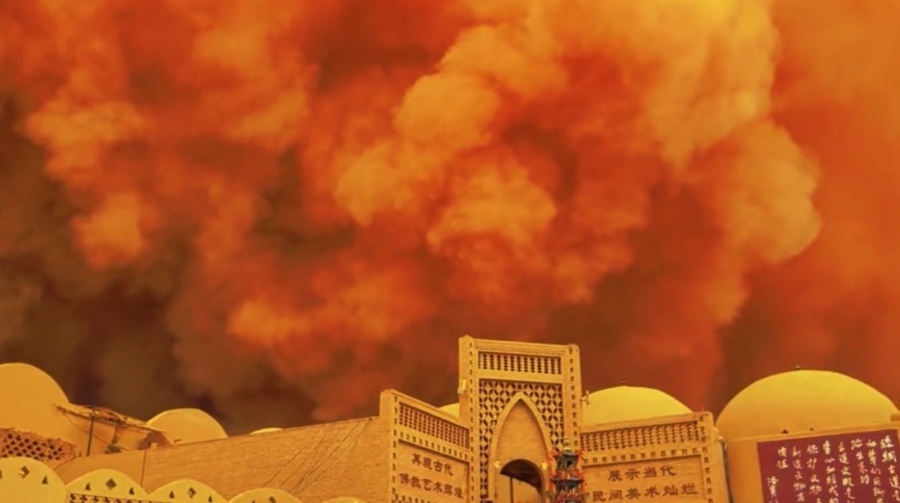 Terrifying! A Massive Sandstorm in Xinjiang Engulfs Flame Mountain, Revealing an Apocalyptic Orange Glow