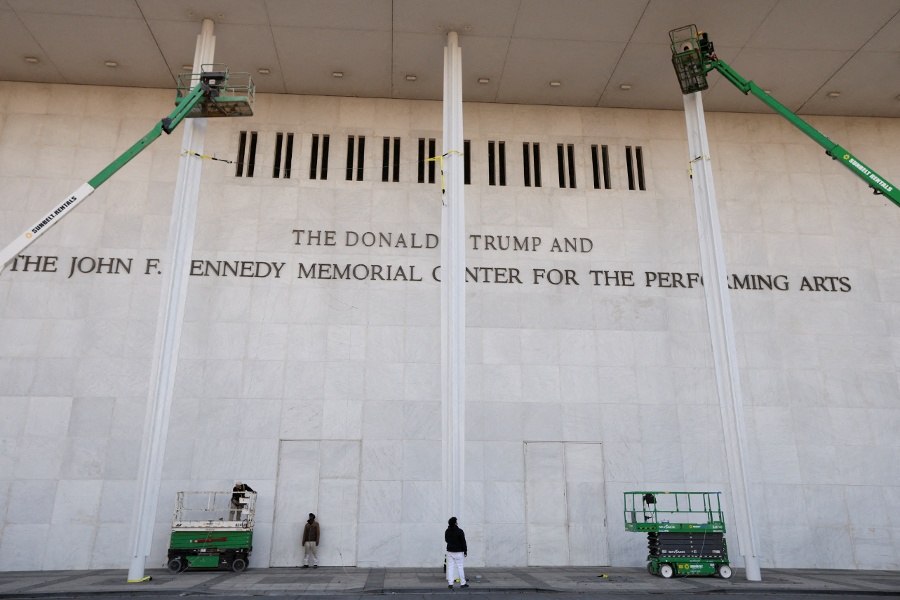US judge orders removal of Trump s name from Kennedy Center