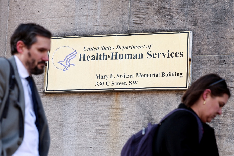 Trump signs order to use HHS vaccine assessment as federal guide