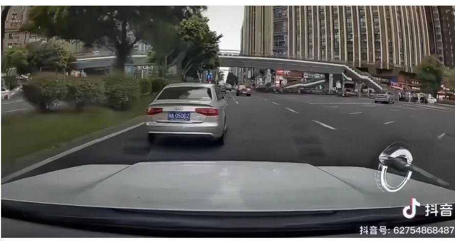 In a Tragic Incident in Downtown Chengdu, a Car Indiscriminately Struck Pedestrians, Resulting in Over Ten Casualties