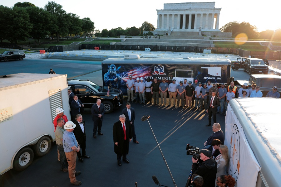 Trump makes surprise visit to see Lincoln Memorial pool renovations