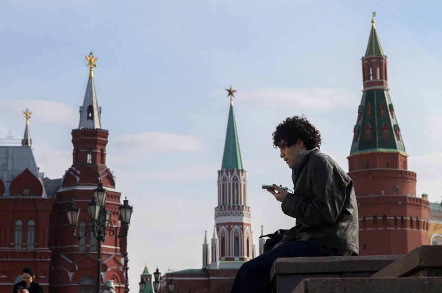 Two phones and an app: How Russians skirt Putin s digital iron curtain