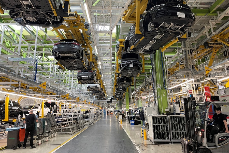Mood darkens among German auto suppliers as investment, hiring fall, survey shows