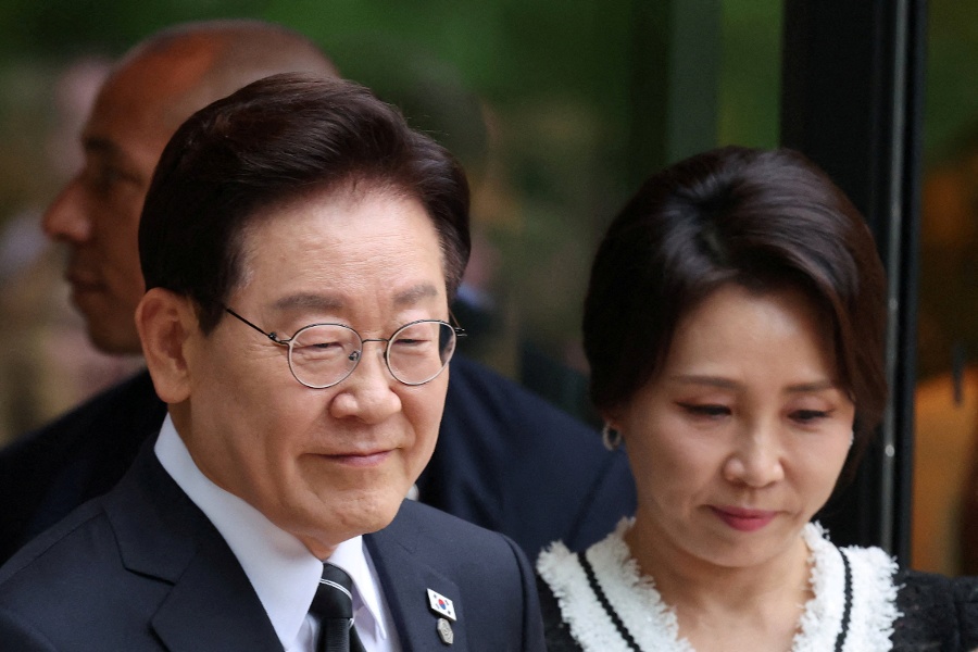 South Korea s Lee leaves G7 with Trump s pen after talks about peace on the peninsula