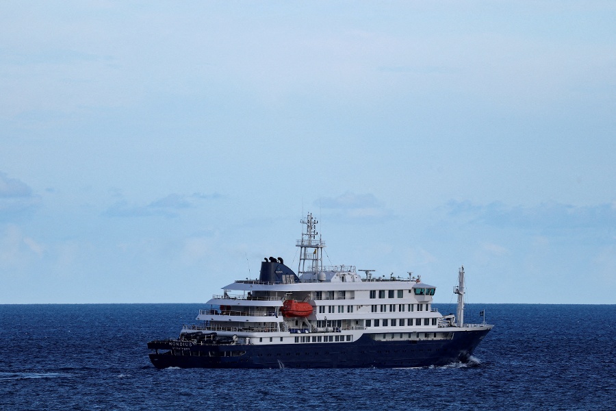 Five US passengers from hantavirus-hit ship return to home states
