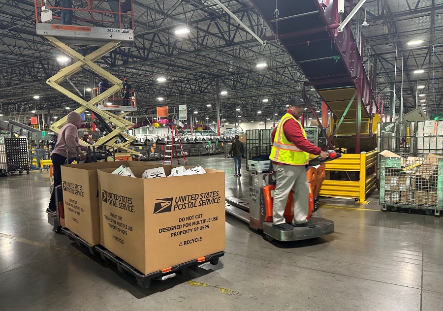 US Postal Service tells Congress it needs help, running out of cash