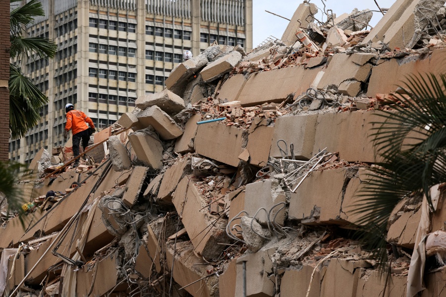 On the streets and in hospitals, Venezuelans scramble to save lives after quake
