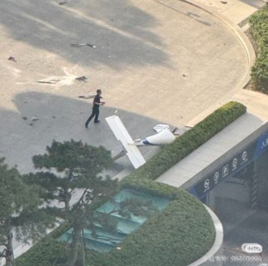 A Small Plane Crashes Into Beijing s Tallest Building, Prompting Netizens to Comment: Cai Qi is in Trouble!