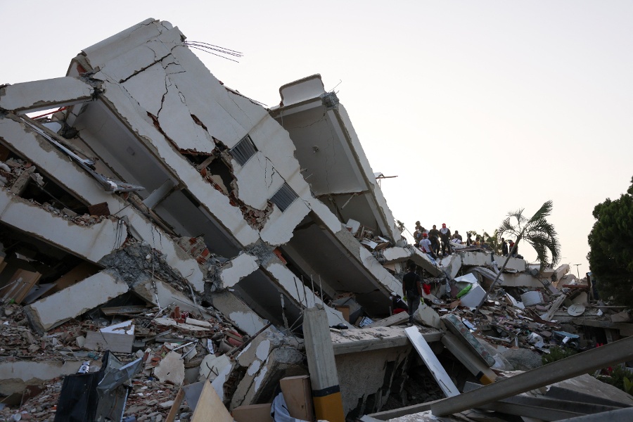 Venezuela welcomes 1,600 foreign rescuers in urgent search for quake survivors