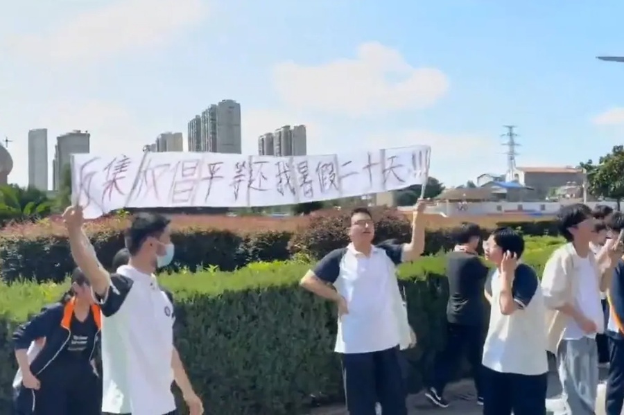 Hubei High School Students Protest Against Autocracy, School Leaders Alarmed