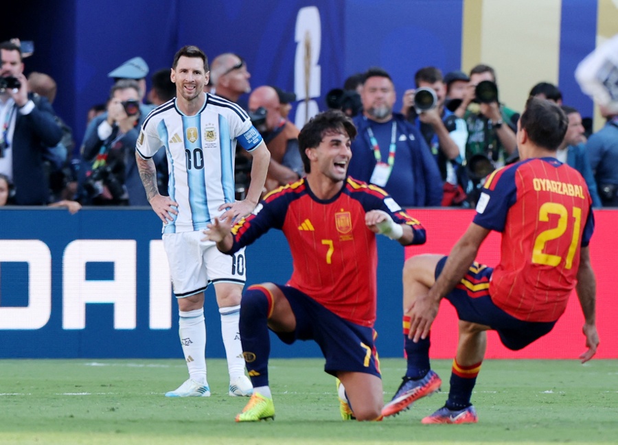 Spain battle past 10-man Argentina 1-0 in extra time to win World Cup