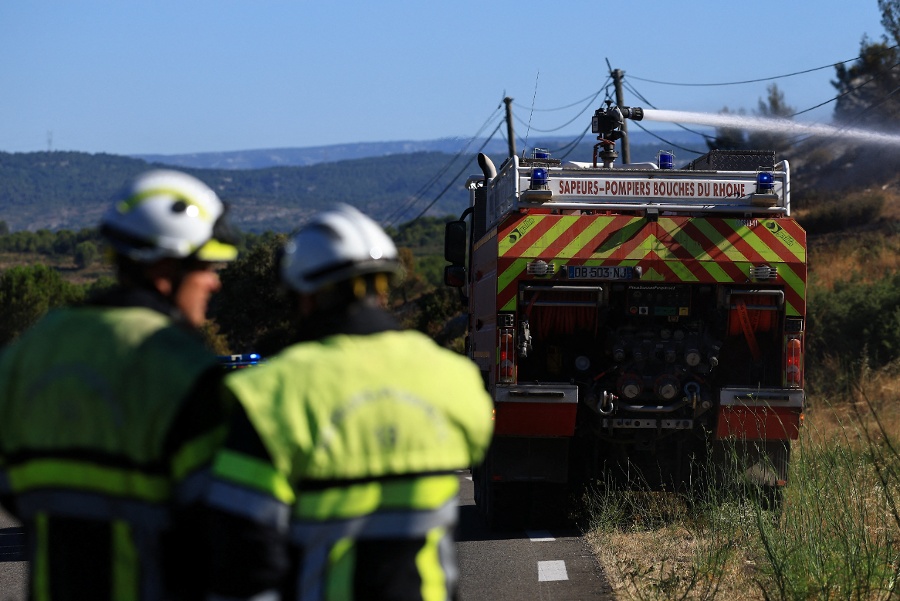 Firefighters battle blazes in southern France after European heatwave