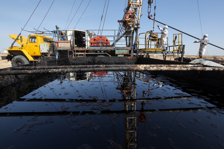Oil prices dip as mediation efforts offset US-Iran strikes