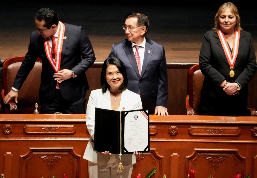 Peru s Fujimori takes power, extending Latin America s rightward tilt