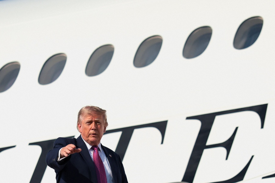 Trump pardons 11, most for violating