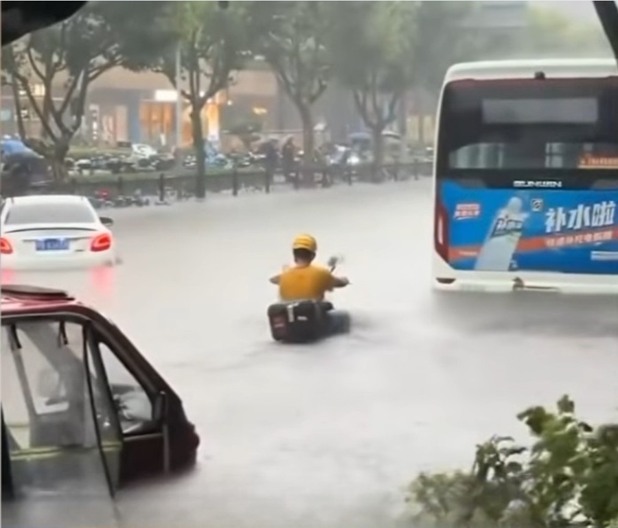 The White Dolphin Typhoon Sweeps Through East China, Turning Shanghai into a Sea, Millions Evacuate