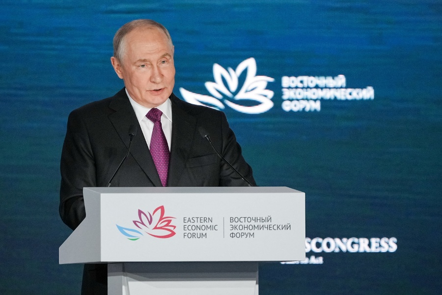 Putin cites chance of peace deal, Ukraine sees new dynamic